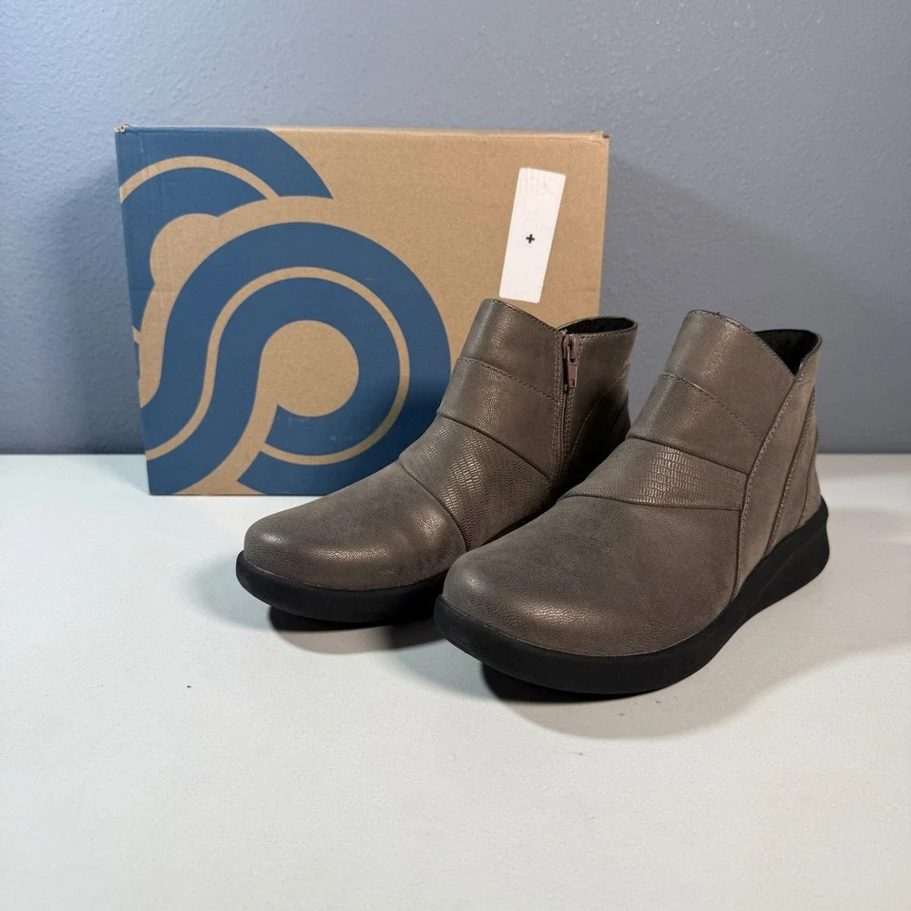 Clarks Cloudsteppers Ankle Boots Womens 6.5 with side zip